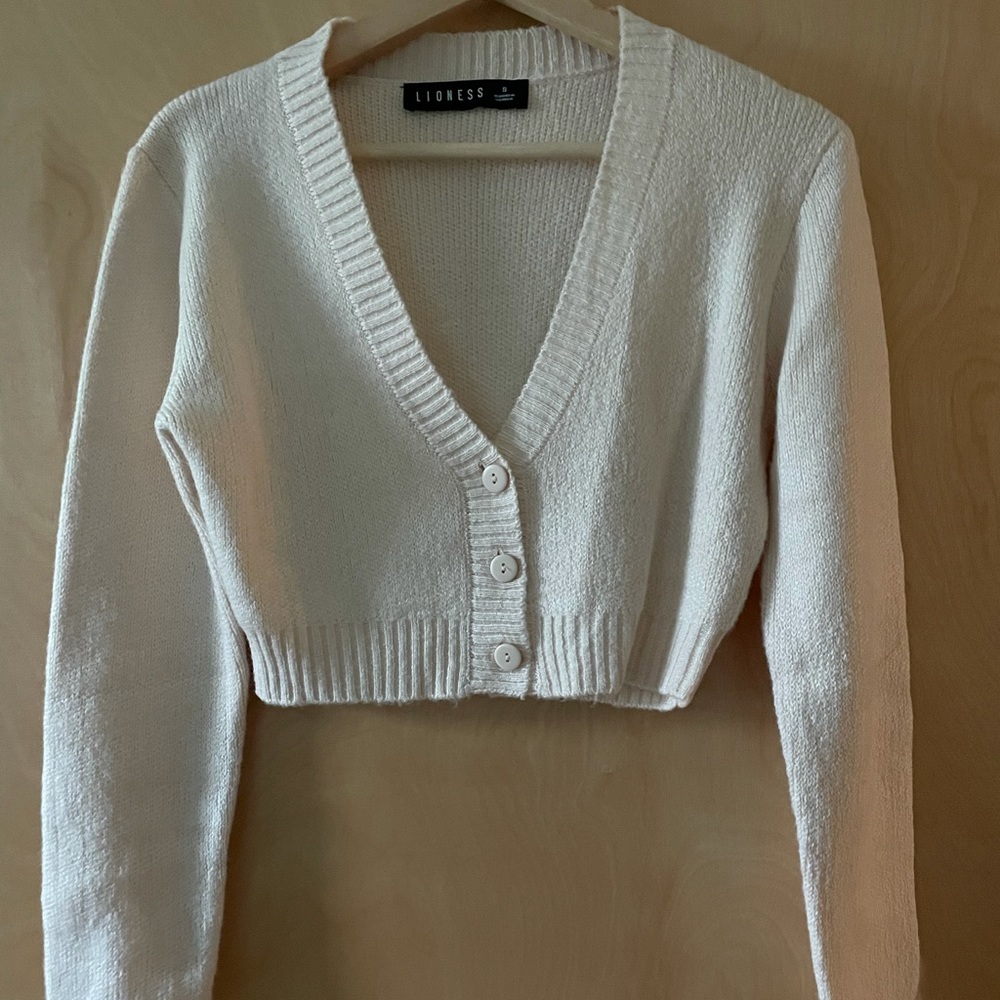 Cropped, pale pink cardigan